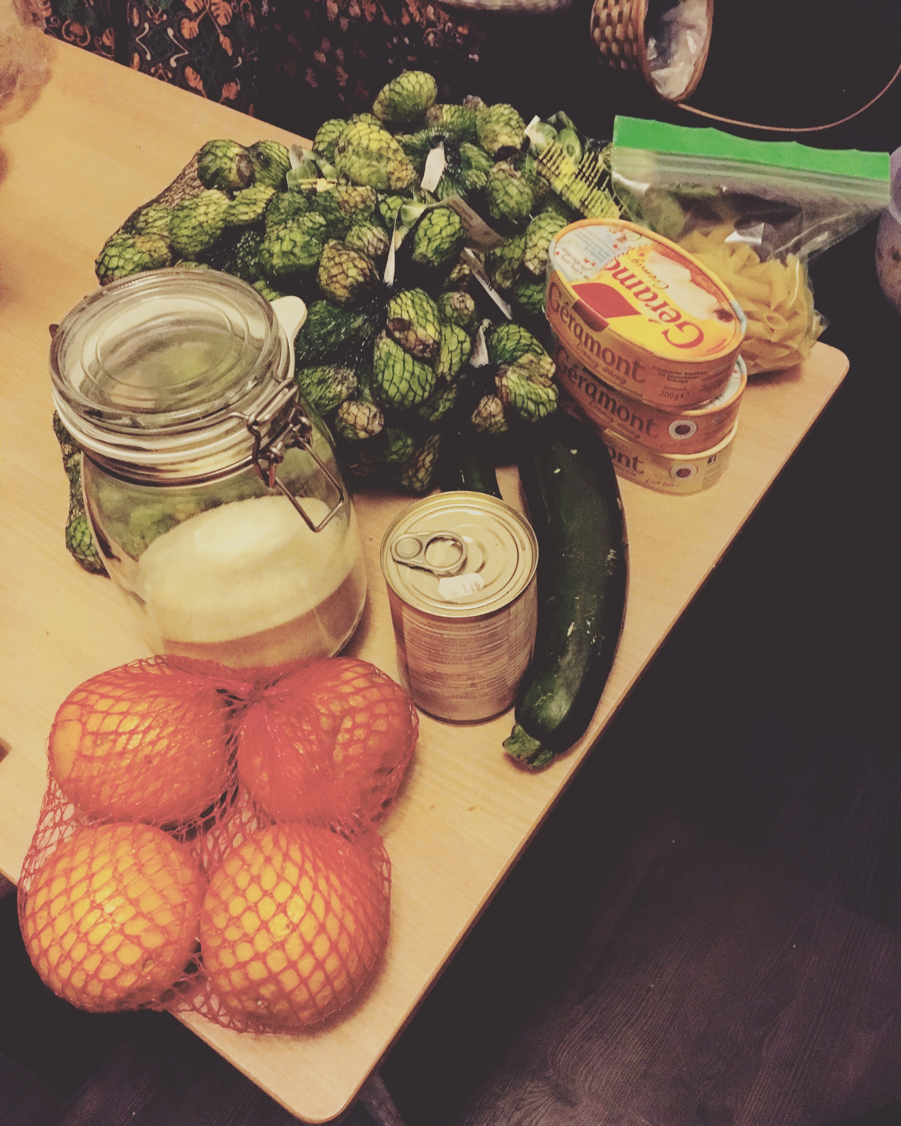 Essen das wir beim Containern gefunden haben, diesmal Rosenkohl, Käse, Grieß, Grapfruits und eine Gurke