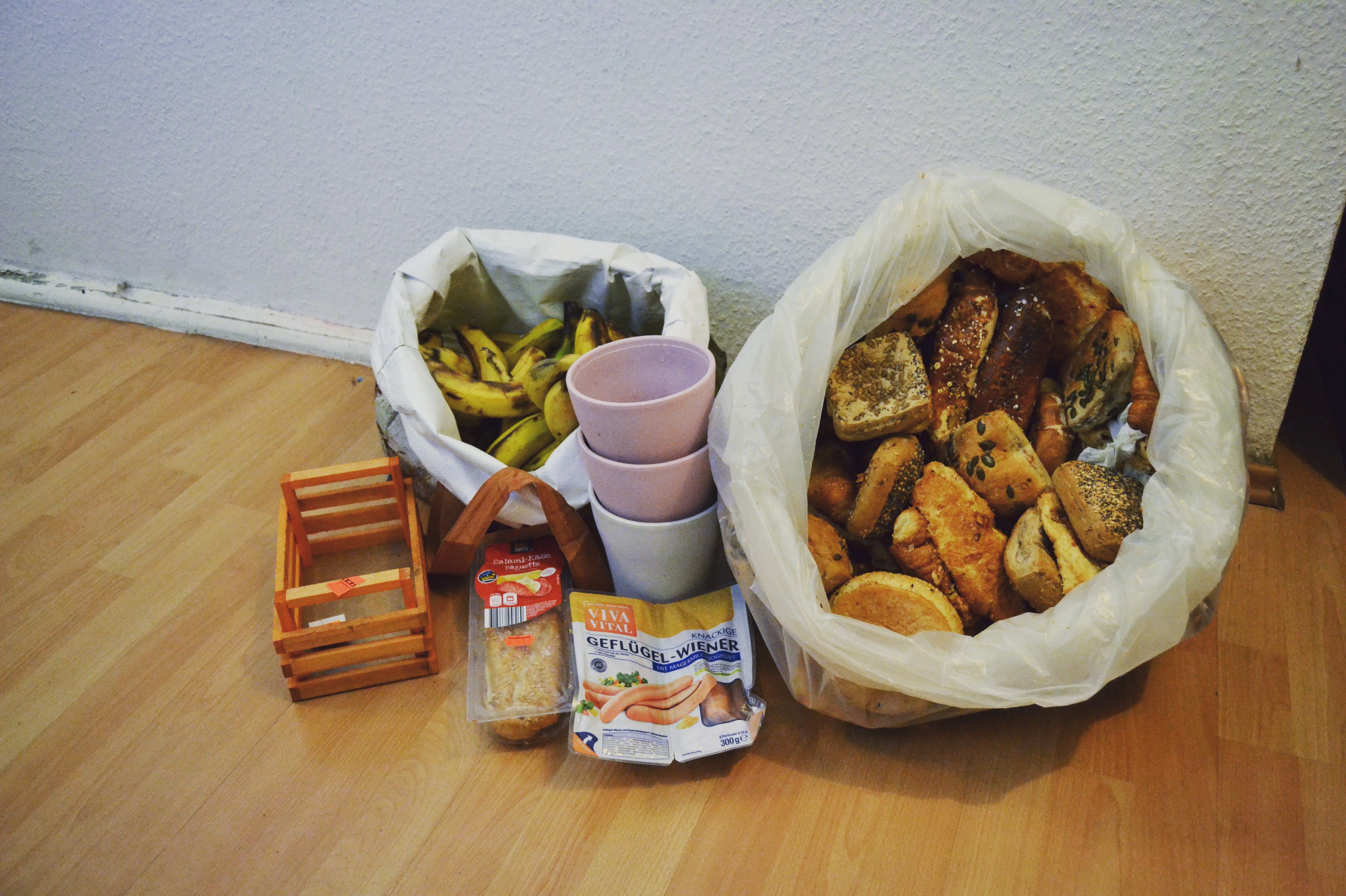 Jeweils eine Tasche voll mit Brot und Bananen ca. 5 - 10 Kg, Vasen, und einige Fertiggerichte die weggeworfen wurden.